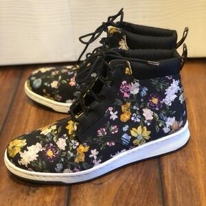 Dr. Martens Darcy Floral Newton Black Canvas Lace Up Ankle Boots Size 9